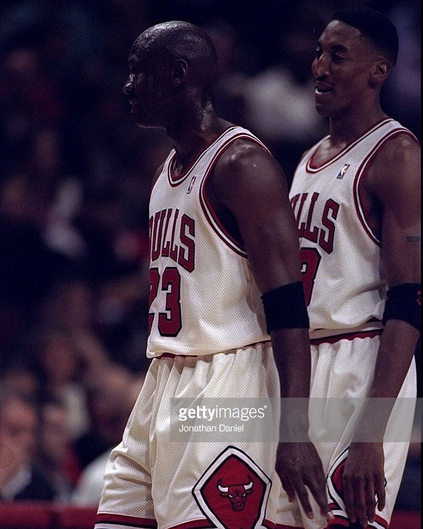 FatimaR31848618's tweet image. Who is the boss ? 😂😂😂😂#MichaelJordan 🐐 or  @ScottiePippen ? #GreatDuo #Legends 👏🏀💯 @chicagobulls @Jumpman23 !