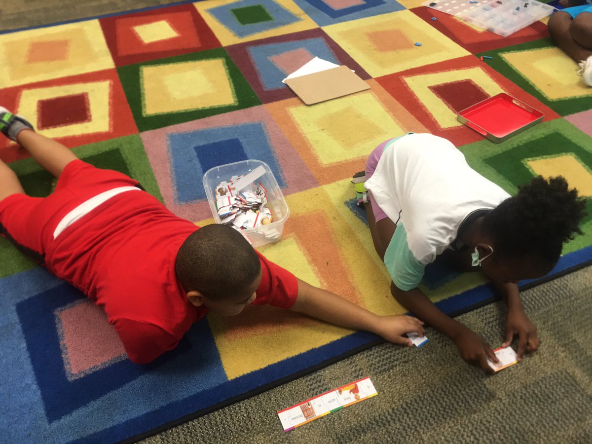 Gepper2ndgrade's tweet image. Building sentences with a partner is always fun. #connectin5