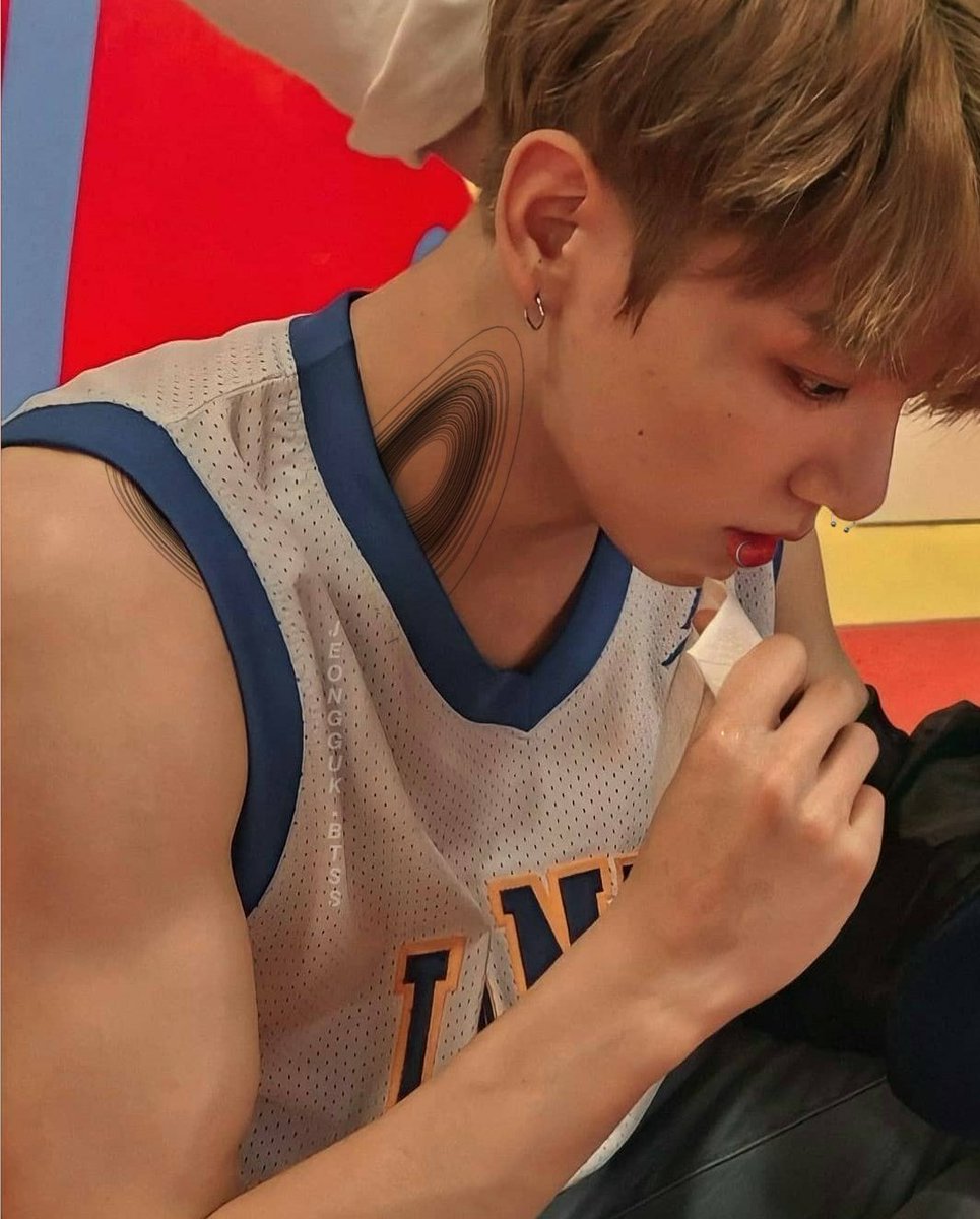jiminiepluto's tweet photo. eu todo fofinho lindinho e ele maromba gostosao https://t.co/z6wkmZXATd
