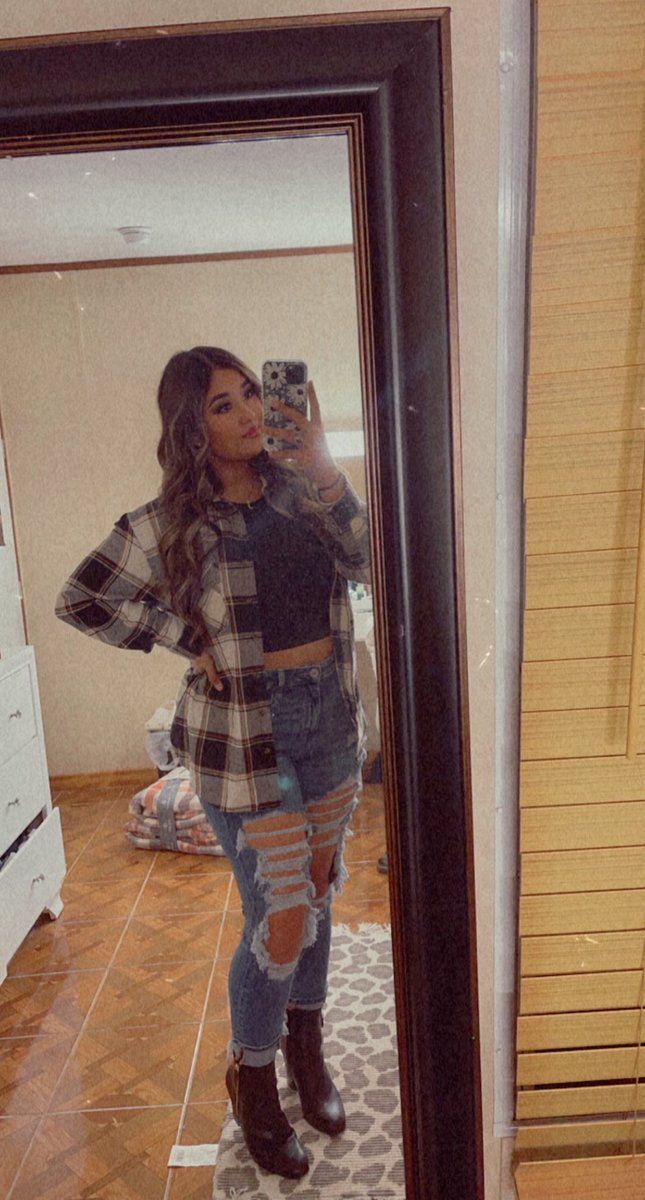 Joanasoto_14's tweet photo. It’s officially flannel season 😉 https://t.co/A7khxuWobs