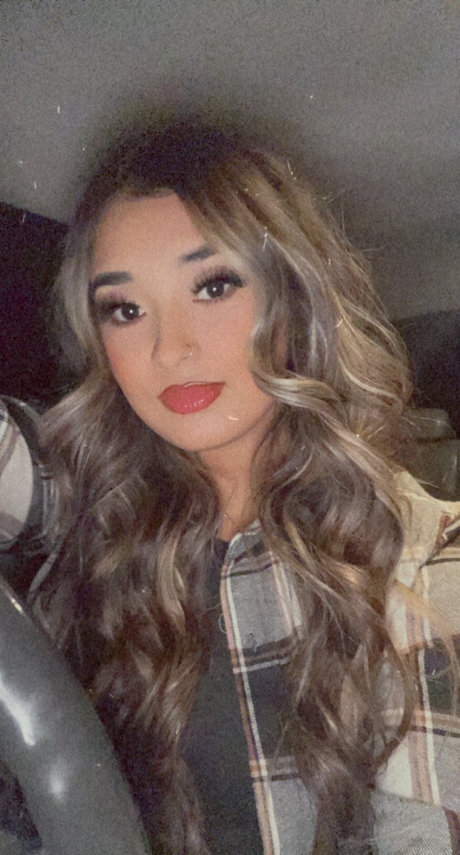 Joanasoto_14's tweet photo. It’s officially flannel season 😉 https://t.co/A7khxuWobs