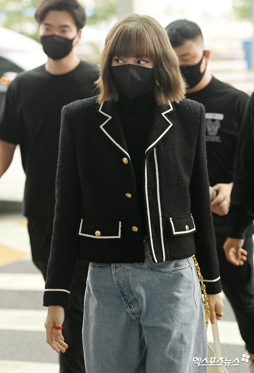 chaegays's tweet photo. have a safe flight, lisa <3 https://t.co/WR7yMLt9I5
