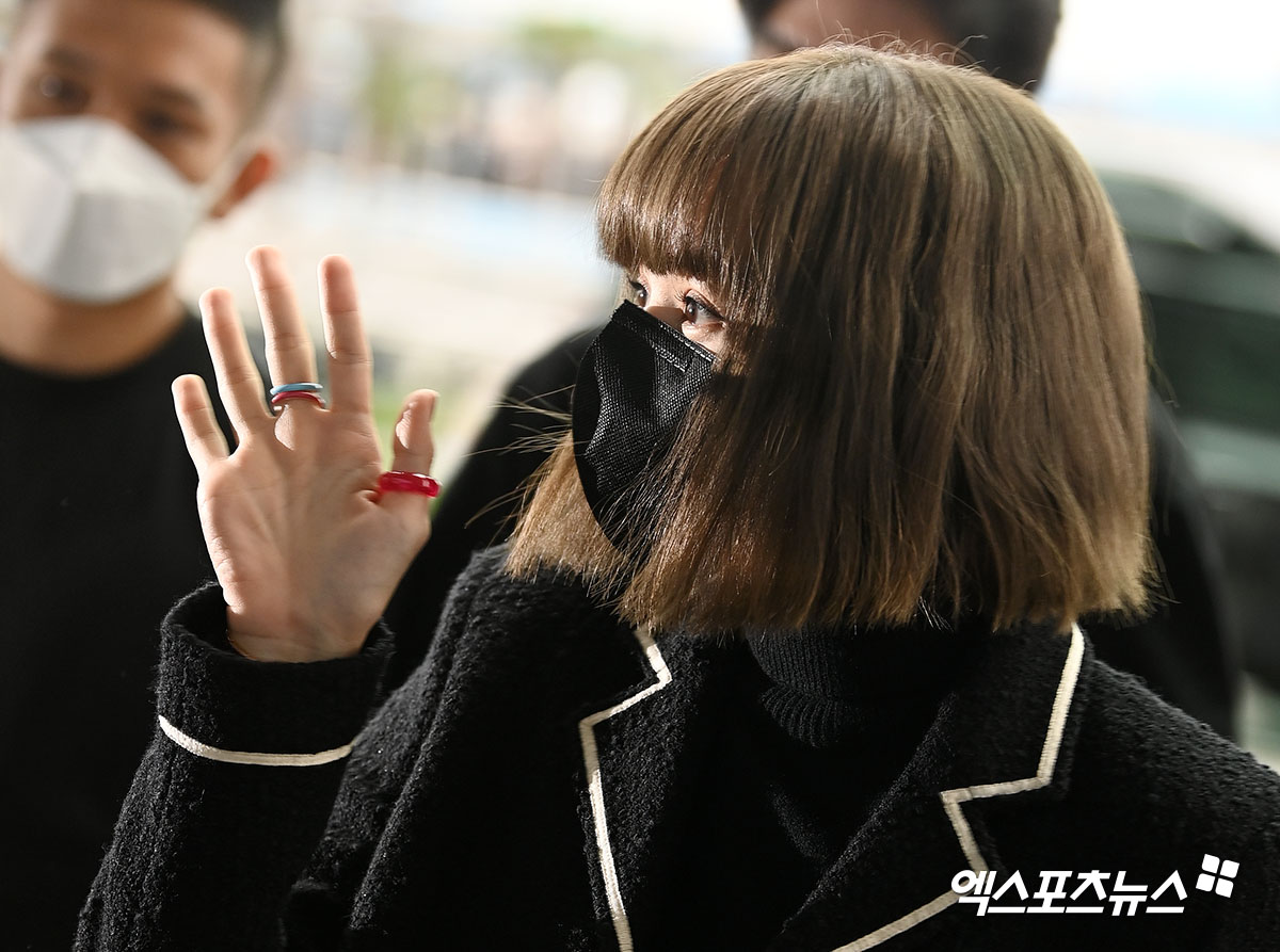 SHE LOOKS TOO GOOD OH MYGOD

LALISA EN FRANCE
#BienvenueLisa