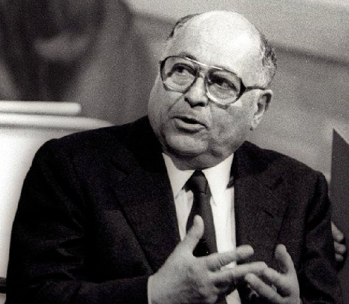 "Quante volte mi sarò chiesto: ma come avrà fatto Pitagora a stare sveglio nelle dolci notti di Crotone, come sarà giunto all'intuizione del carattere matematico dell'universo, senza un caffè?".

Oggi nel 2006 moriva lo scrittore, attore e paroliere #RiccardoPazzaglia.

#4ottobre