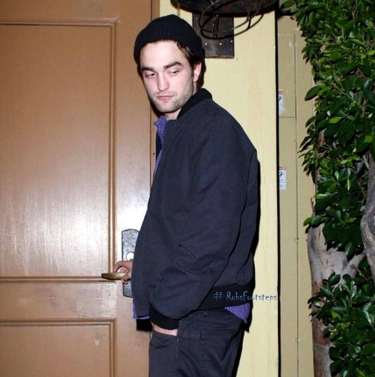 RobsFootsteps's tweet photo. FLASHBACK: On a day like today exactly eleven years ago, October 4th 2010, spotted sneaking into ARGO, an Italian Restaurant in Los Angeles USA.
#RobertPattinson #havingdinner #flashback https://t.co/i2Yzt9aC9d