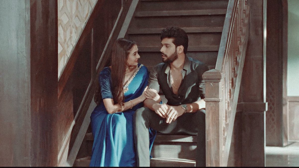 mitwa_mir's tweet photo. When #RaghavRao scooted closer to #PallaviRaghavRao, I really thought they’re going to talk about their own kids. At least suhaagraat ki baat karenge. But no!
#SunKee dada-dadi banjayenge lekin tab bhi #RaghVi kuch bhi nehi karne wale.
#MehndiHaiRachneWaali https://t.co/FdiXOC1HQ7