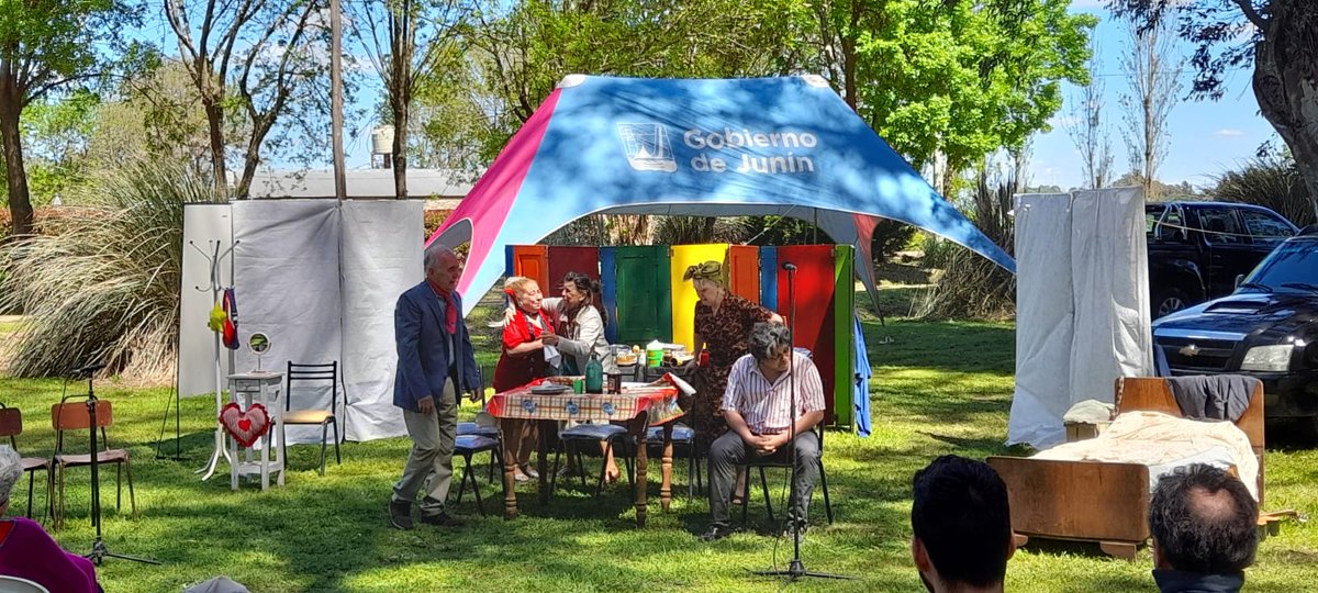 marcelo_alsina's tweet photo. Acompañando a los vecinos de la localidad de Agustina en el festival que organizaron hoy por una buena causa  y apoyando el gran trabajo que realiza la Asociación Cooperadora, Docentes y familias  del jardín de infantes Rayito de Sol.
#agustina #festivaldepueblo https://t.co/phuXRG1xnV
