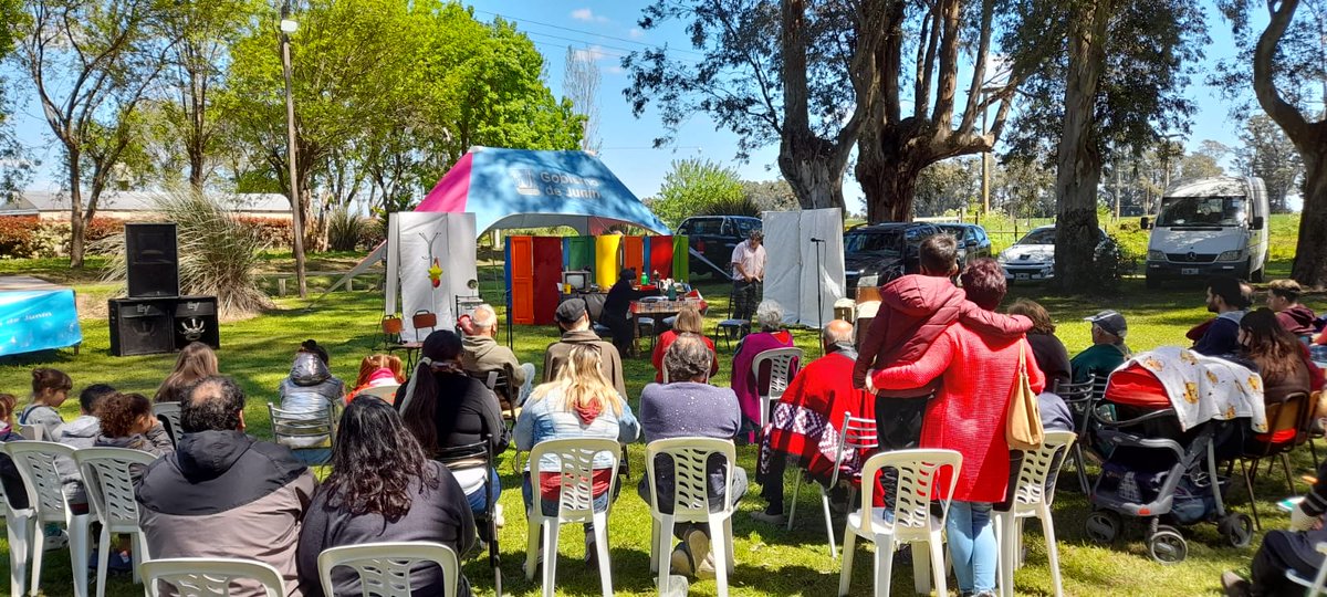 marcelo_alsina's tweet photo. Acompañando a los vecinos de la localidad de Agustina en el festival que organizaron hoy por una buena causa  y apoyando el gran trabajo que realiza la Asociación Cooperadora, Docentes y familias  del jardín de infantes Rayito de Sol.
#agustina #festivaldepueblo https://t.co/phuXRG1xnV