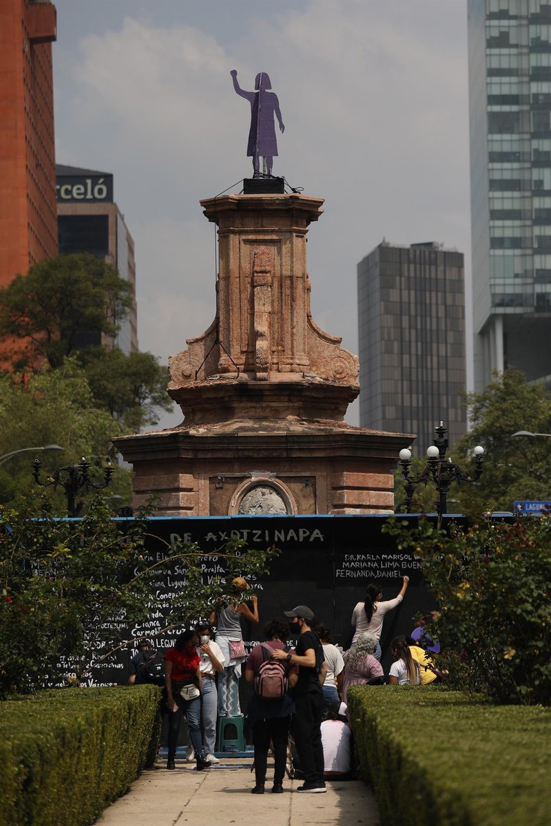 laoctavadigital's tweet photo. #FOTOS Activistas, feministas y familiares de víctimas de feminicidio tomaron por segunda vez la Glorieta de Colón para exigir que se convierta en la "Glorieta de las mujeres que luchan" 📸EFE https://t.co/oAYPRyU1nP https://t.co/dOt15GtsmU