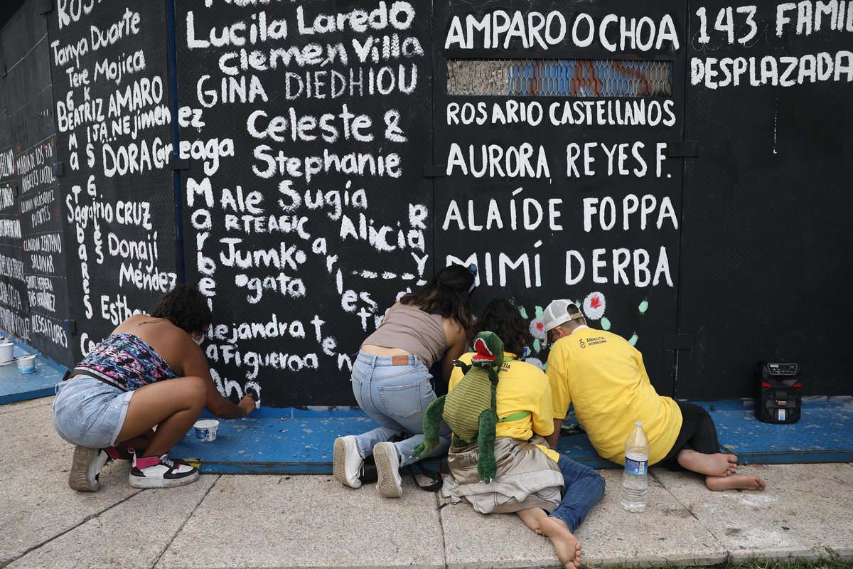 laoctavadigital's tweet photo. #FOTOS Activistas, feministas y familiares de víctimas de feminicidio tomaron por segunda vez la Glorieta de Colón para exigir que se convierta en la "Glorieta de las mujeres que luchan" 📸EFE https://t.co/oAYPRyU1nP https://t.co/dOt15GtsmU