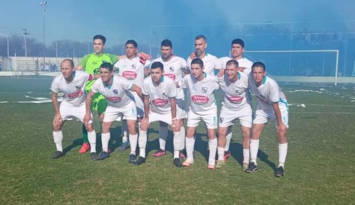 cholito82's tweet photo. Hoy se jugó la final de la Liga Ríotercerense.
En Belgrano de Almafuerte atajó un pibito clase 2002. 
Fue figura ante 9 de Julio de Río 3 y, en los penales, atajó dos y tuvo la valentía de patear el decisivo.
Falló, pero igual se fue aplaudido por todos.
Se llama Mateo Santa. https://t.co/8cDoSTrMLj