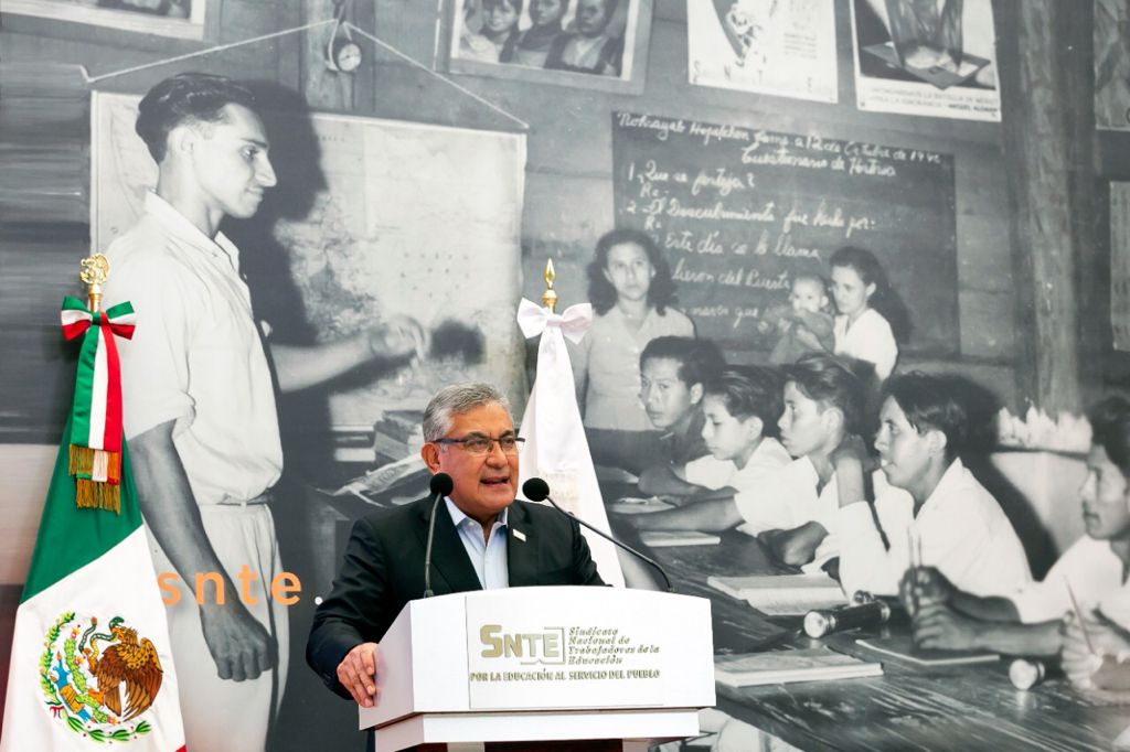 45SNTE's tweet photo. #SNTEconMéxico 👩‍🏫🇲🇽👨‍🏫

🔴 Cien años de educación pública han forjado al país, impulsando desde la escuela desarrollo y oportunidades para el pueblo: "El México que tenemos se forjó en un salón de clases" 👉Mtro. Alfonso Cepeda Salas #SNTE 🍎📚

Nota 👉 https://t.co/ZAL7du3IZa 👈 https://t.co/7Aaju5xK39