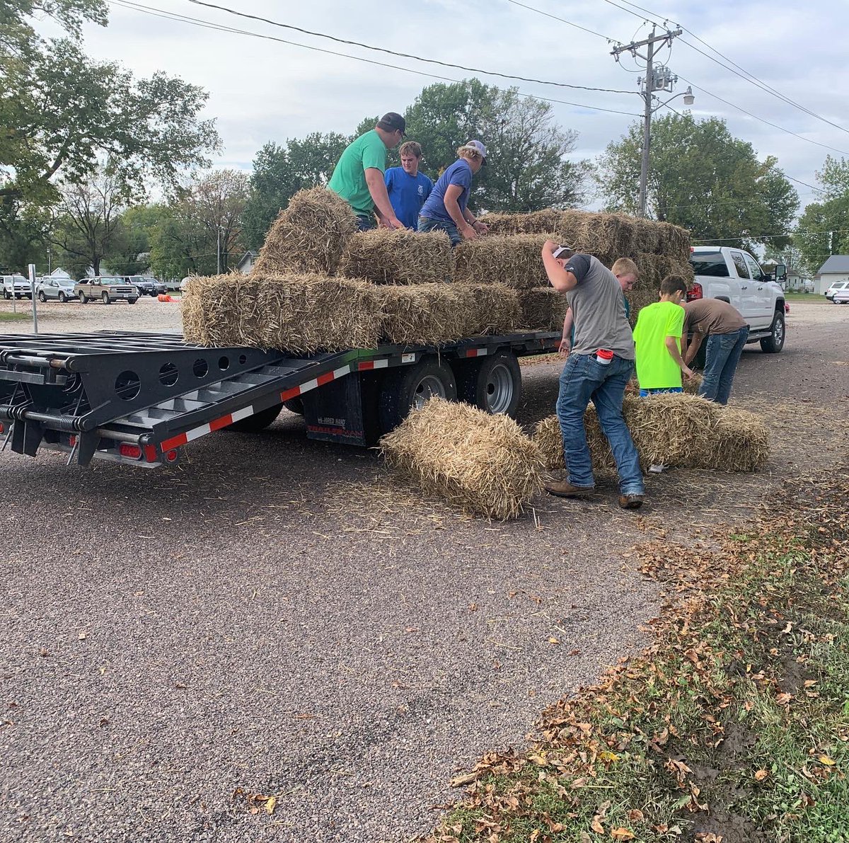 r6ffa's tweet photo. Our chapter hauled bales and set up the annual straw maze at St Joseph’s Oktoberfest today! https://t.co/enlgcbUJZr