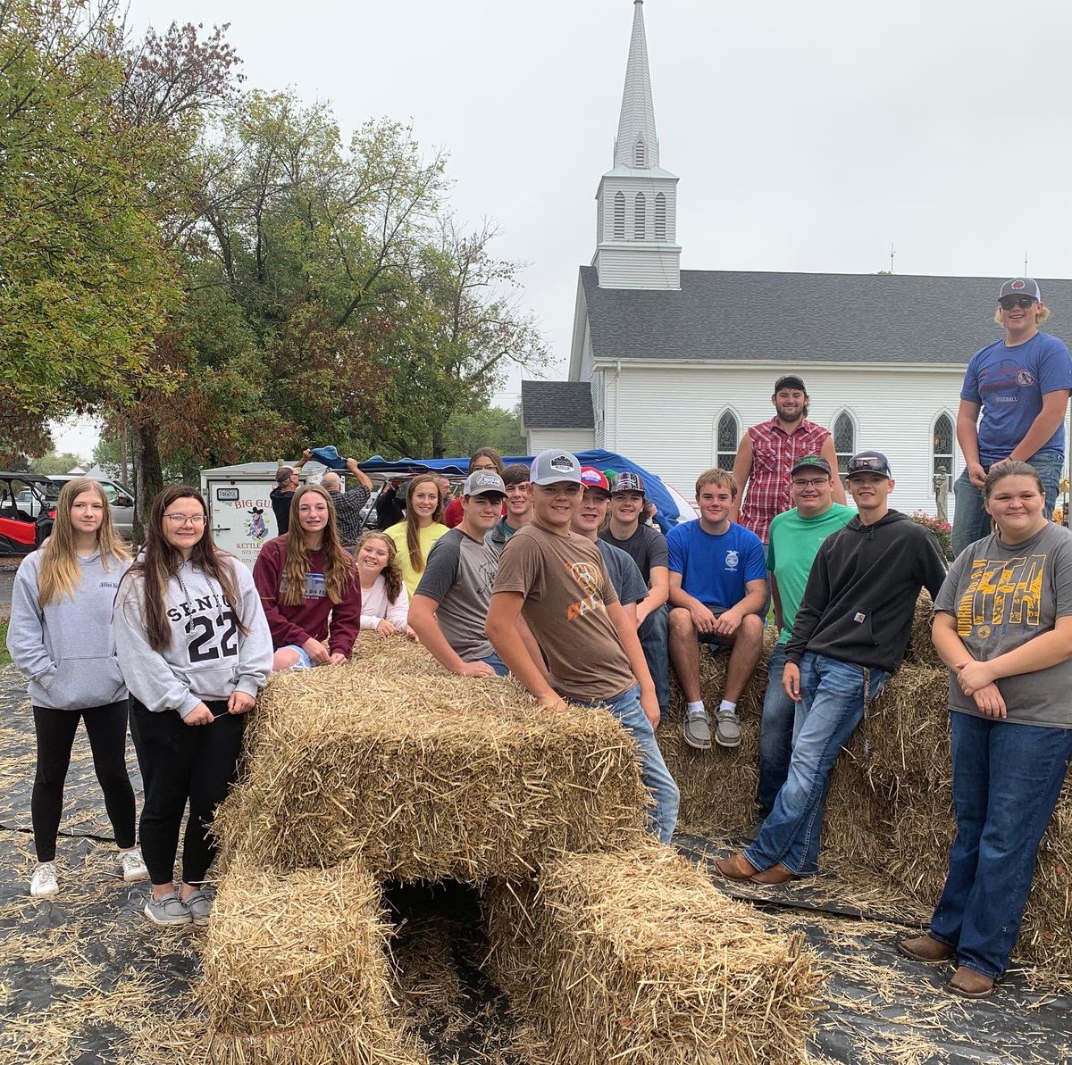 r6ffa's tweet photo. Our chapter hauled bales and set up the annual straw maze at St Joseph’s Oktoberfest today! https://t.co/enlgcbUJZr