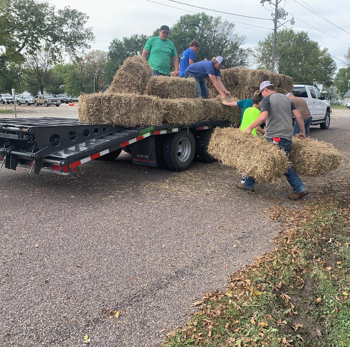 r6ffa's tweet photo. Our chapter hauled bales and set up the annual straw maze at St Joseph’s Oktoberfest today! https://t.co/enlgcbUJZr