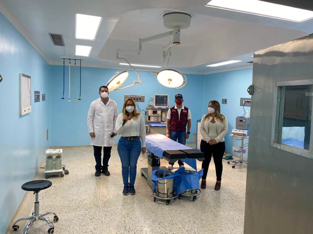 NicolasMaduro's tweet photo. Buena jornada de balance de la lucha contra la Covid-19, con información, orientaciones y datos actualizados en la defensa de la salud. Desplegados con la vacunación casa por casa, reinauguraciones y rehabilitación de centros de salud para el pueblo. ¡Indetenibles! https://t.co/Qj4uCcr1eT