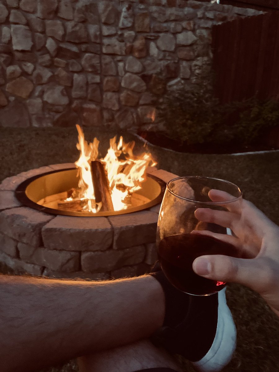 AstroCron's tweet image. It's finally that time of the year. 🔥 🌚 🍇 #fall #backyardfire #wine