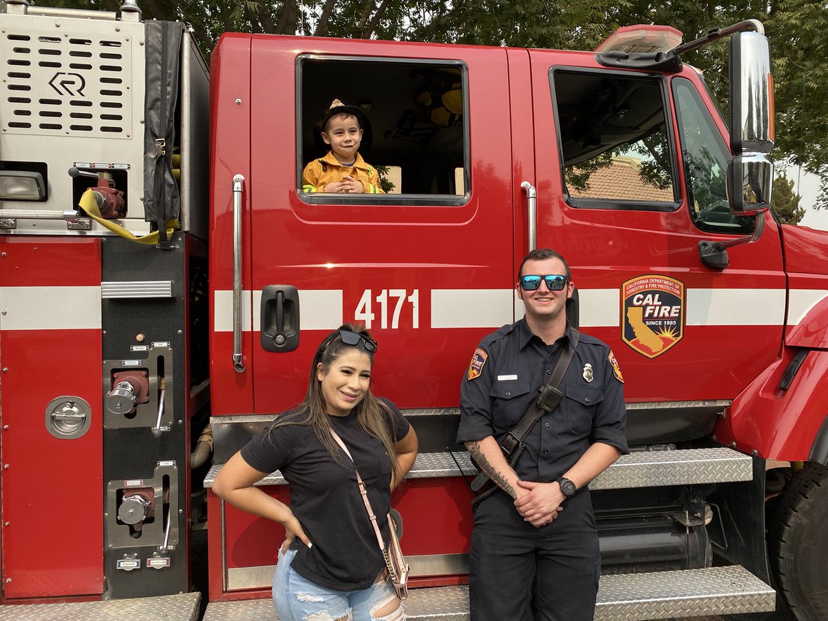 CALFIRE_TUU's tweet photo. Today we had a great time at the #FireTrucksAndFoodTrucks event #downtownvisalia #E4171 #VolunteerInPrevention #FirePreventionEducation https://t.co/O2BBaUDsJY