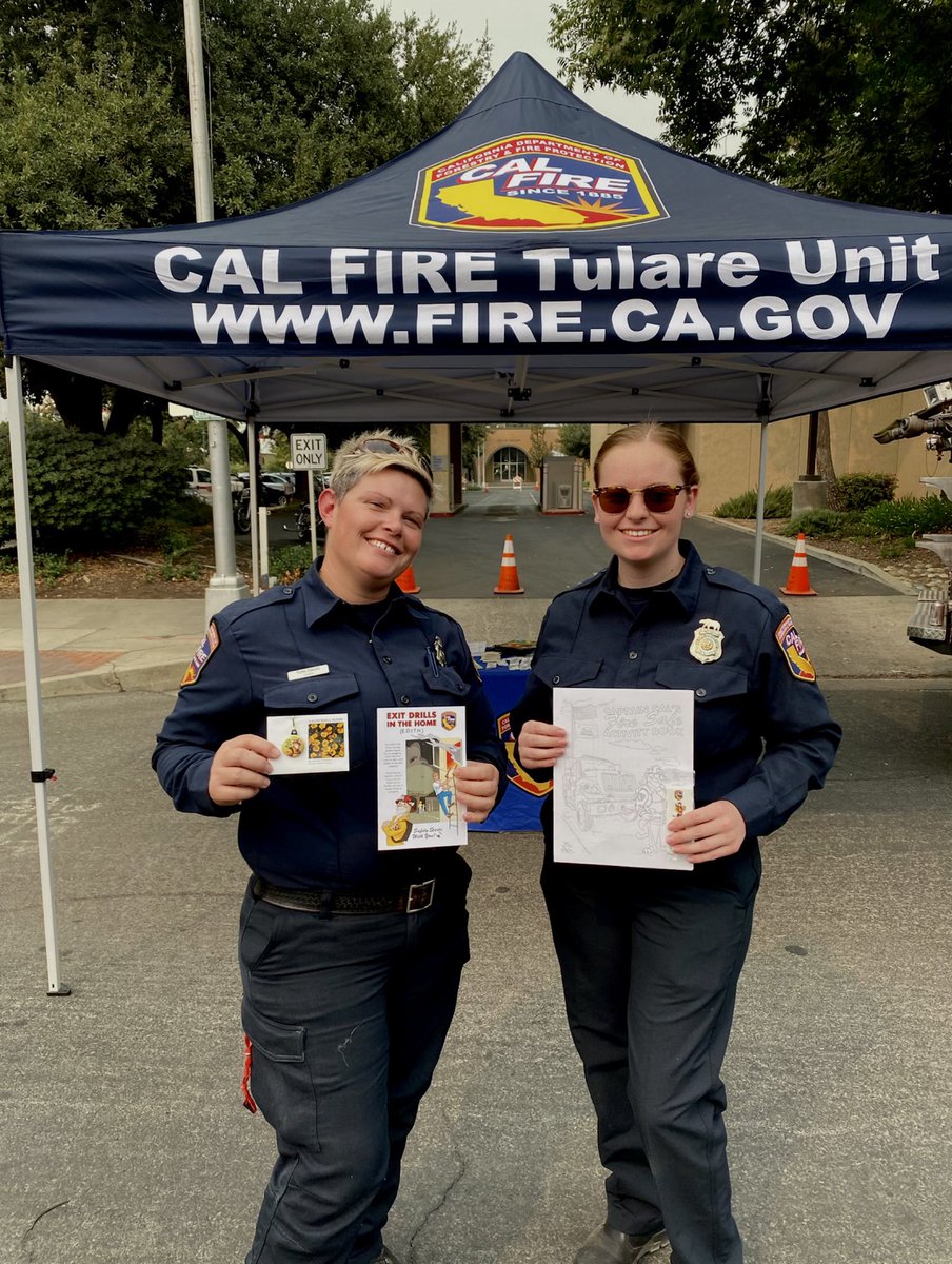 CALFIRE_TUU's tweet photo. Today we had a great time at the #FireTrucksAndFoodTrucks event #downtownvisalia #E4171 #VolunteerInPrevention #FirePreventionEducation https://t.co/O2BBaUDsJY
