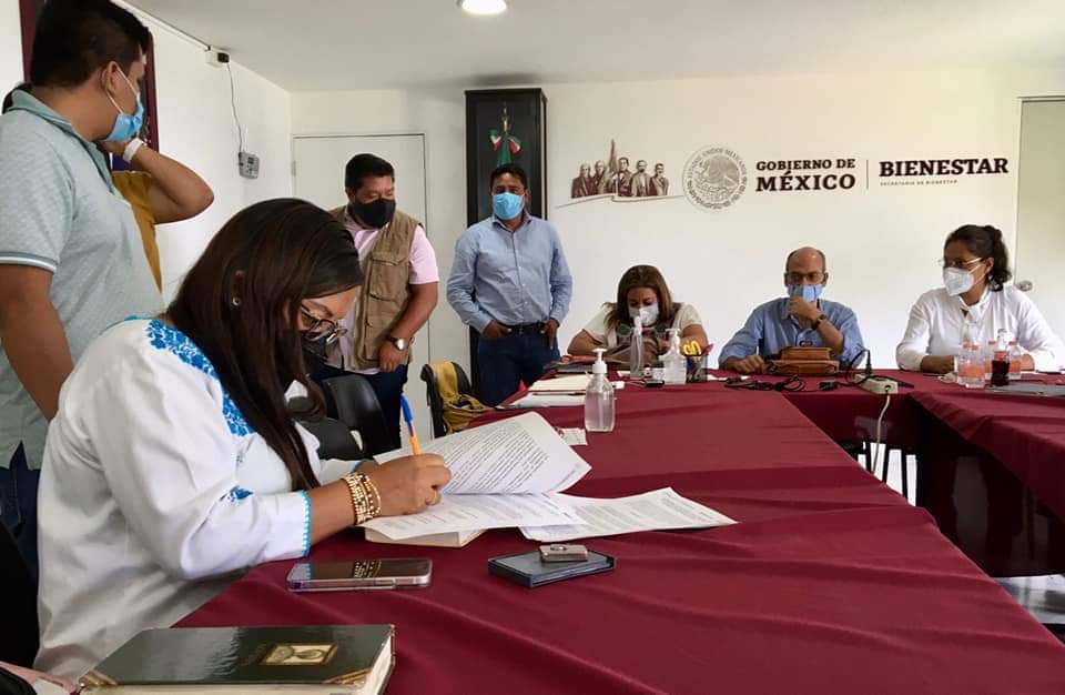 GobNochixtlan's tweet photo. Representantes de la @SEGEGO_GobOax, la Comisión Nacional de la Vivienda y David Cervantes, Sub Secretario de Ordenamiento Territorial de la @SEDATU, así como  @NancyOrtizOax Delegada Estatal de Bienestar en Oaxaca y @Eli_MejiaL encargada de la Presidencia Municipal de Nochixtlan https://t.co/arSNrW10yx