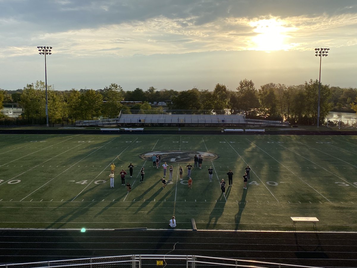 KnightsCheer1's tweet photo. Weekend photo dump ✨ We are so proud of our Knights for their big win Friday night! 🤩 A big thank you to North Chicago Cheer for having us and providing the best hospitality! 🤍 Looking forward to HOCO week! 📣⭐️ #LetsGoNorth #BlackAndGold #KnightsCheerFam https://t.co/ZkIqgfcbKK