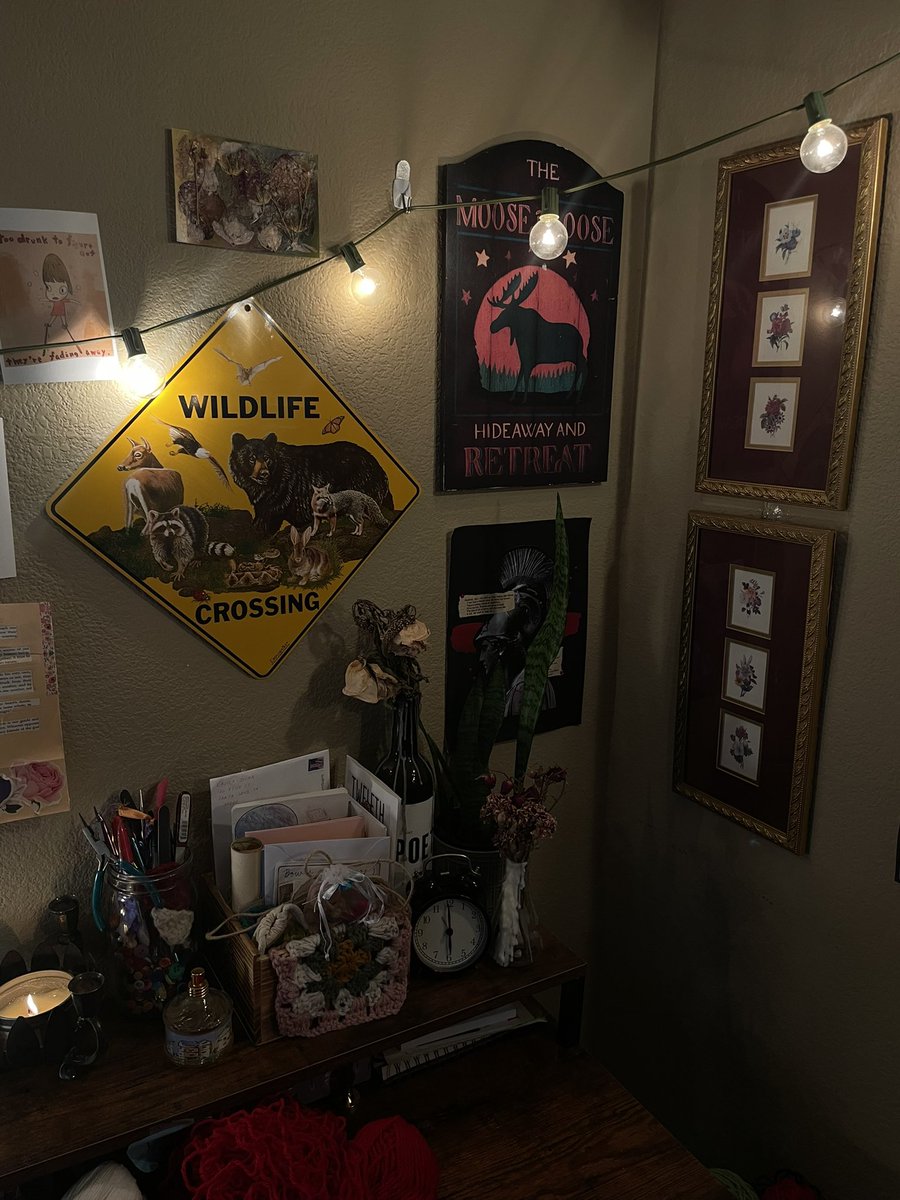 petiteghoul's tweet photo. got some very important pieces of room decor that i think added a lot to my room https://t.co/vZrzKq8FOz