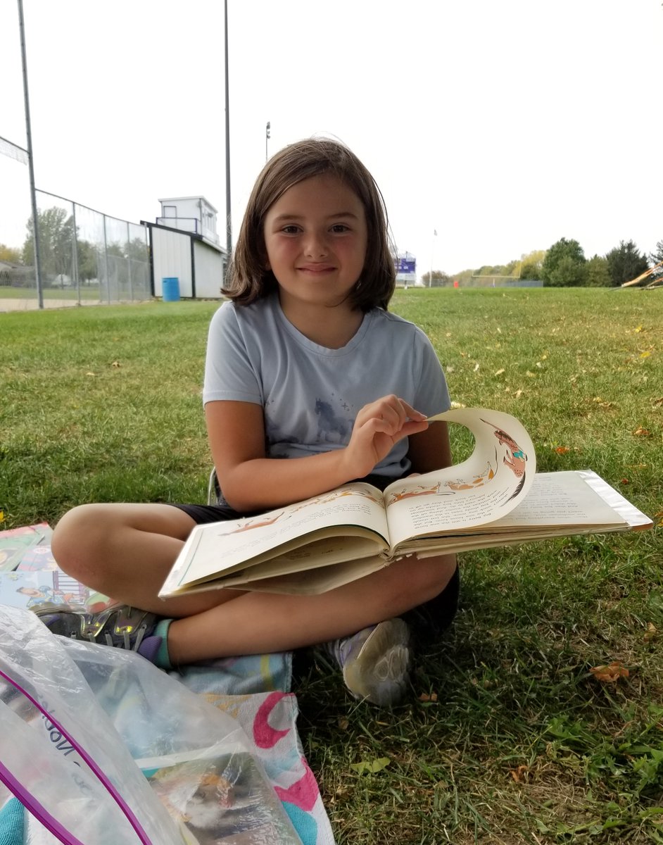 Perfect weather enjoy the fall leaves and read outside in 2nd #goodhueschool