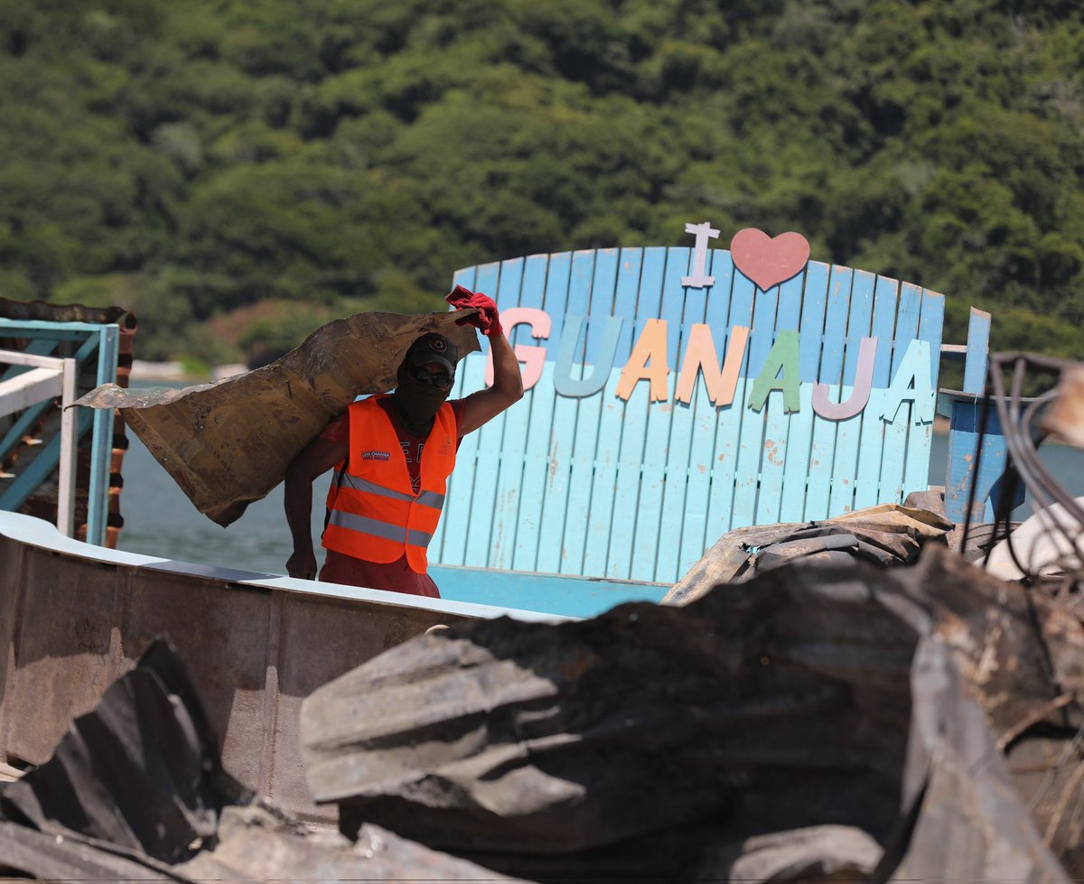 johvolvera's tweet photo. Comienza remoción de escombros tras incendio:

Gobierno anuncia reconstrucción de Guanaja

#PorGuanaja https://t.co/v5QQk8OXdq