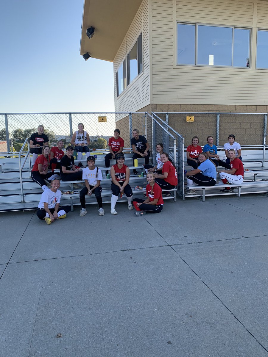 AntlerSoftball's tweet photo. We had fun rare Sunday practice. After practice the senior parents treated the team to grilled hamburgers. Thank you senior parents. #thetimeisnow https://t.co/XsAVVwdLfS