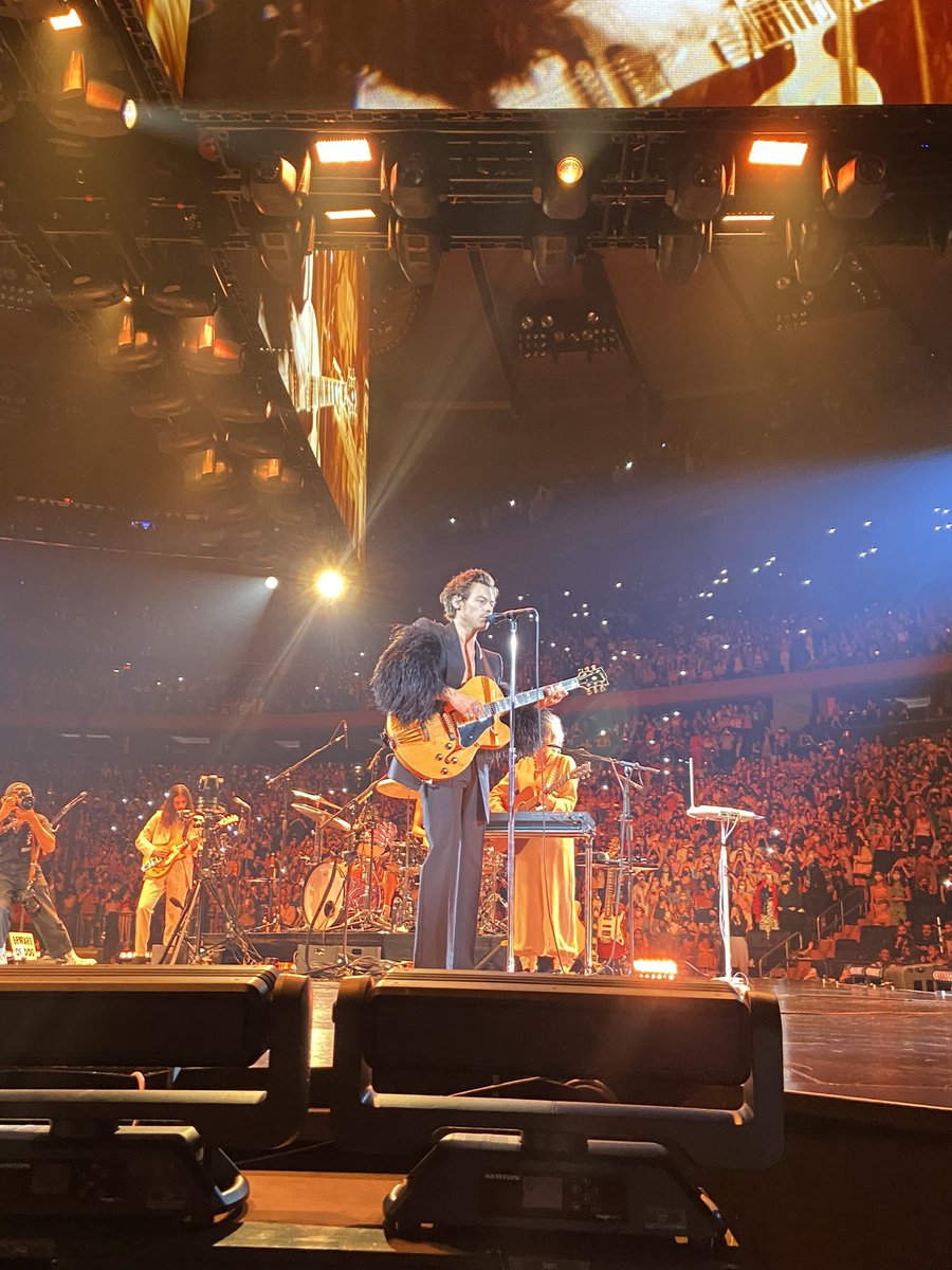 teamhsnews's tweet photo. ¡Primeras fotos de Harry esta noche en NY! #LoveOnTourNewYork 

©️hsonrecord https://t.co/NhmZ9mZbaS