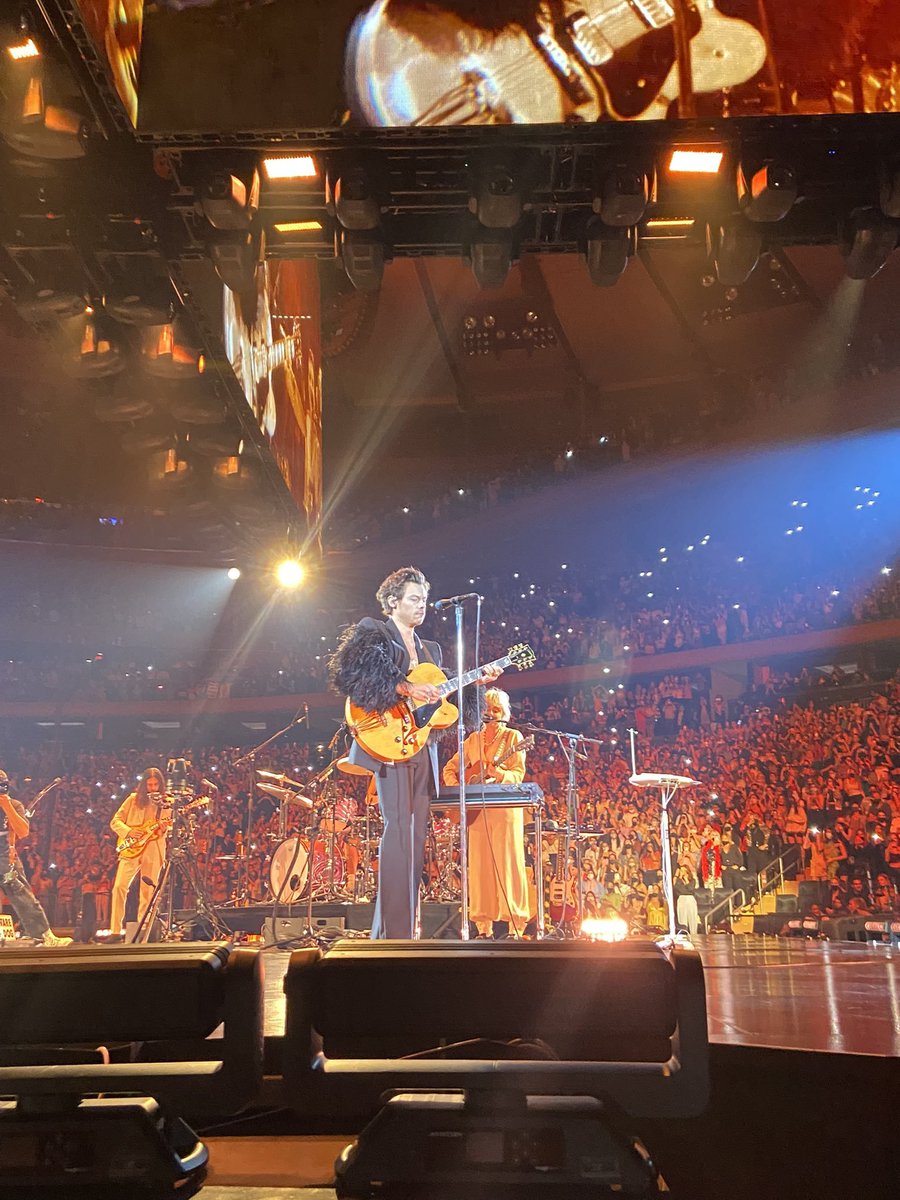 teamhsnews's tweet photo. ¡Primeras fotos de Harry esta noche en NY! #LoveOnTourNewYork 

©️hsonrecord https://t.co/NhmZ9mZbaS