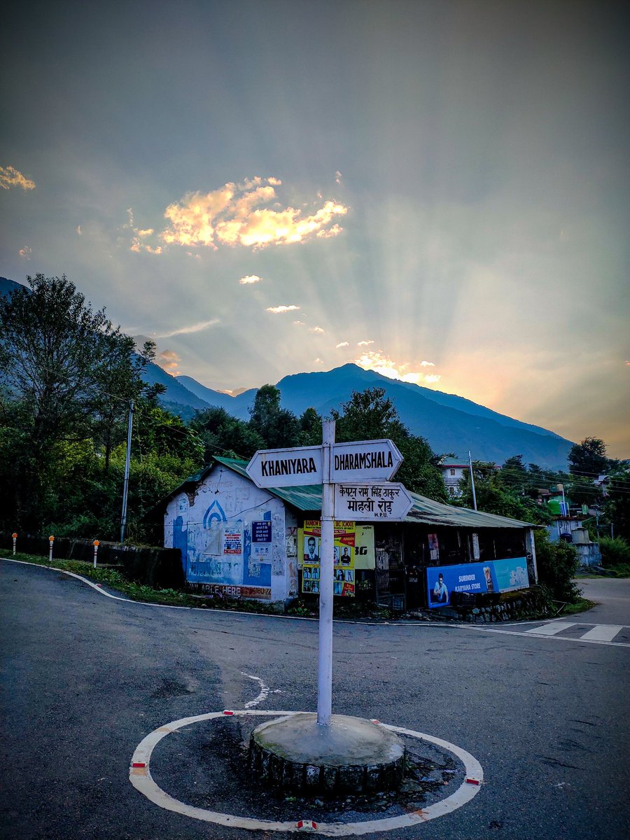 SWARIT4895's tweet photo. अपने गांव का सूर्योदय

#dharamshala #himachalpradesh #India #mountains #scenic #astheticview #photography #khaniyara #village #roads https://t.co/qxTRPvWBRp