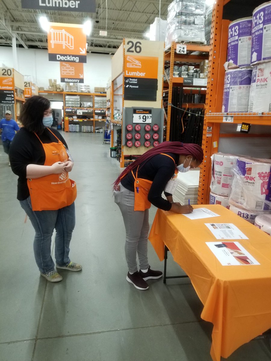 New associates doing a safety PK.
@MattWorkmanTHD 
<a href="/KellyConnors7/">Kelly Connors</a> 
#safetyselfienp