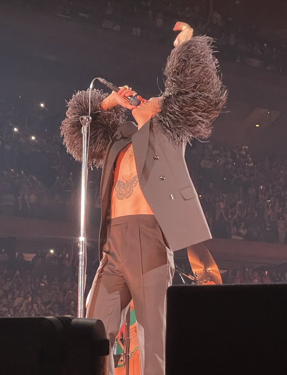 Harry on stage at MSG N1 #LoveOnTourNYC Via yikesbelle