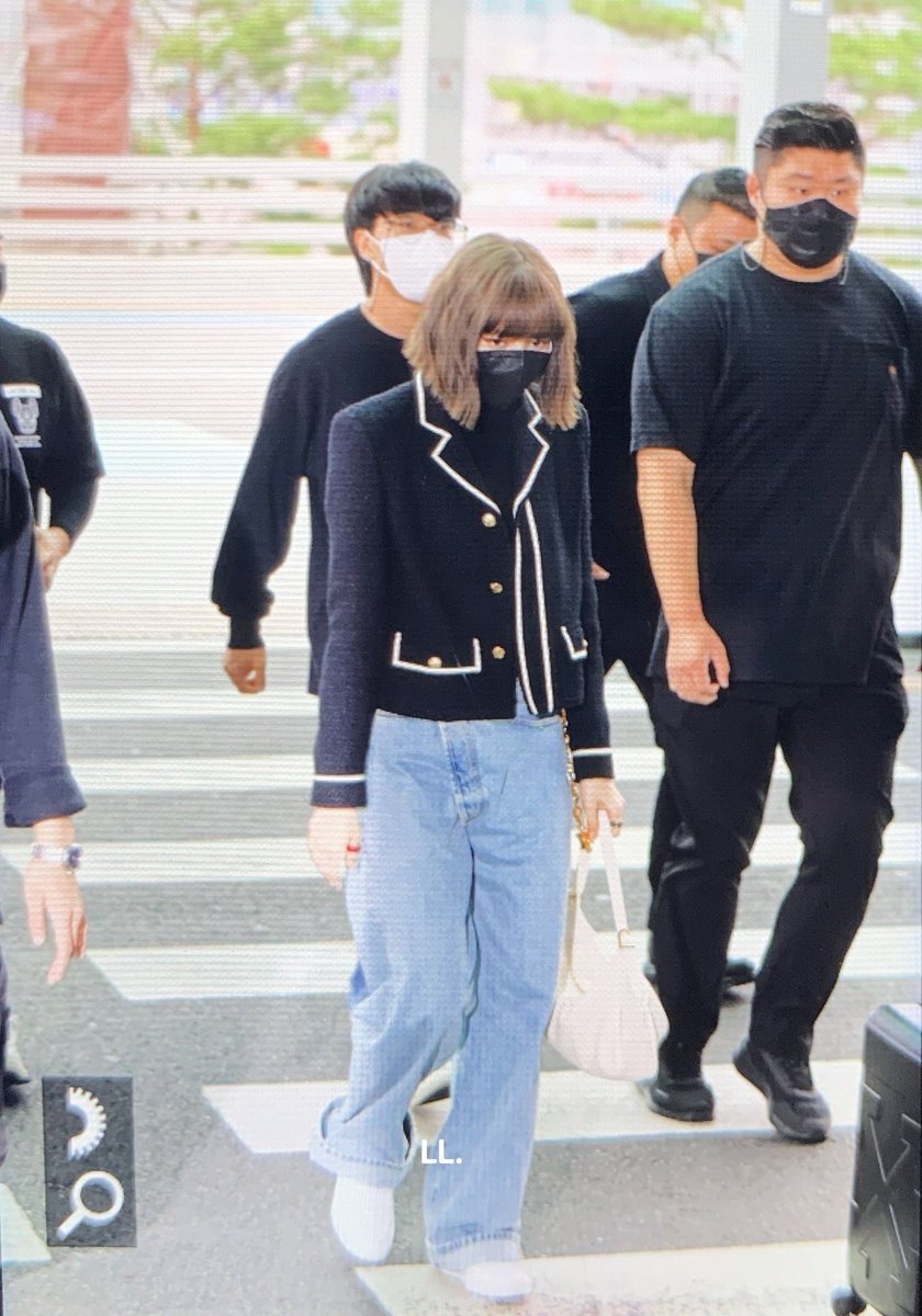 LL_lalisa's tweet photo. 라리사 최고 👑 #리사   #블랙핑크 #LISA  #BLACKPINK https://t.co/sdokplT6nD