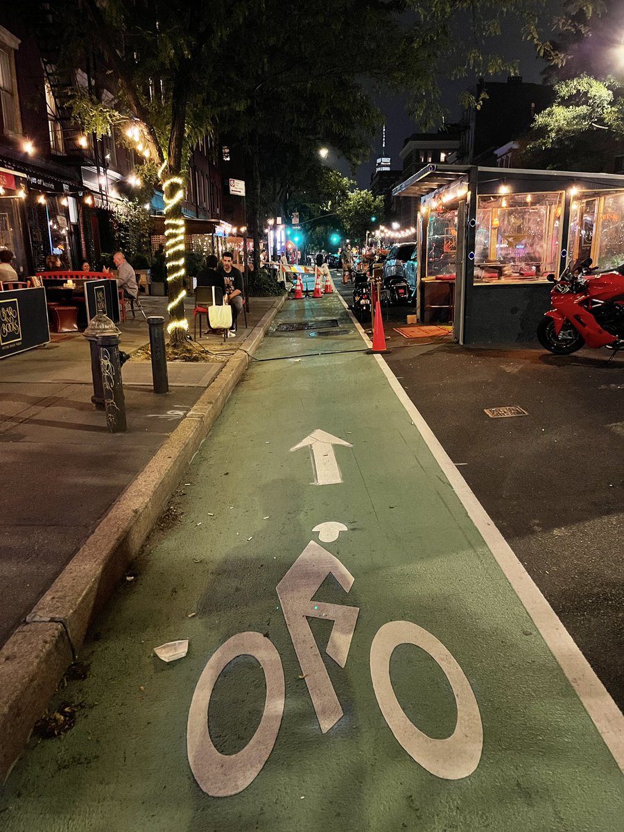 Casey's tweet photo. there is an obstruction in the bike lane https://t.co/7yhWaWXVGd