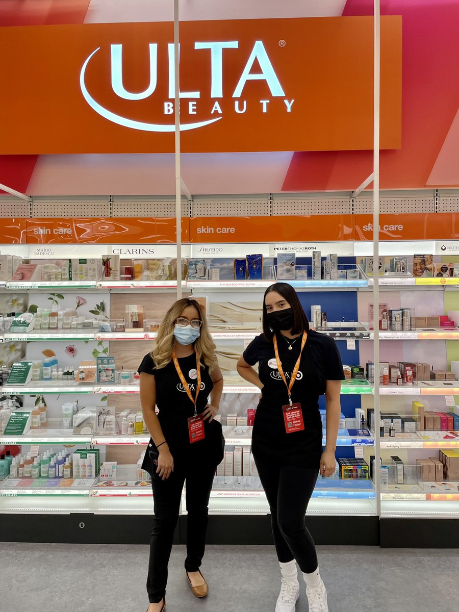 nicolesniewski's tweet photo. Happy 1st day of Ulta! All the joy that you brought to our Guests today was UNBELIEVABLE!! Thank you so much for all of your hard work and making this such a great day! @DeenaTarget @veramay11 @DaisyR34 @garmtgt @Jtperez621 https://t.co/05eU3urwGN