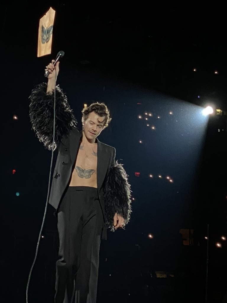 HLDTour's tweet photo. Don’t you, forget about me! 
#LoveOnTourNYC #Night1 
10.3.21 

📸: folkloreoston https://t.co/7VmnbNG6mW