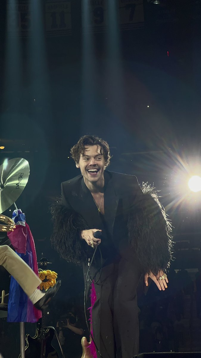 Harry on stage in New York City - October 3 (via <a href="/youresogIdn/">k’s time capsule</a>)
