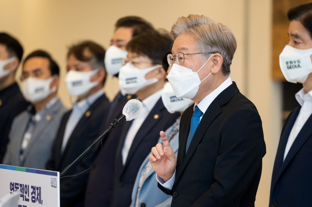 <서울이 한 단계 더 높이 도약하도록 하겠습니다. 글로벌 경제·문화 수도로 도약하는 서울, 모든 시민이 더불어 행복을 누리는 서울, 시민 여러분께서 꿈꾸는 서울을 현실로 만들어 드리겠습니다.>

▶️ 공약 전문 : blog.naver.com/jaemyunglee/22…

- 이재명 후원회 -