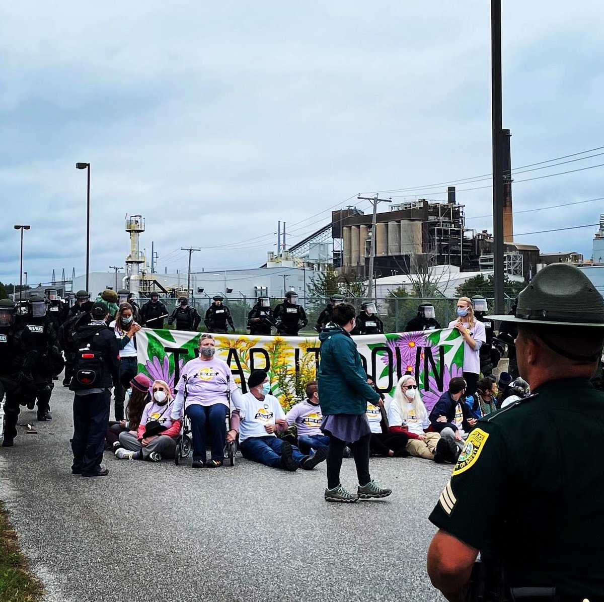 ECHOActionTeam's tweet photo. Sending out our love and thanks to our friends and to all the other activisits who put themselves on the line at Merrimack Station, the coal plant in Bow, NH today. #NoCoalNoGas #FossilFree603 #ShutItDown #PassOnGas https://t.co/o8uMEmuyfC
