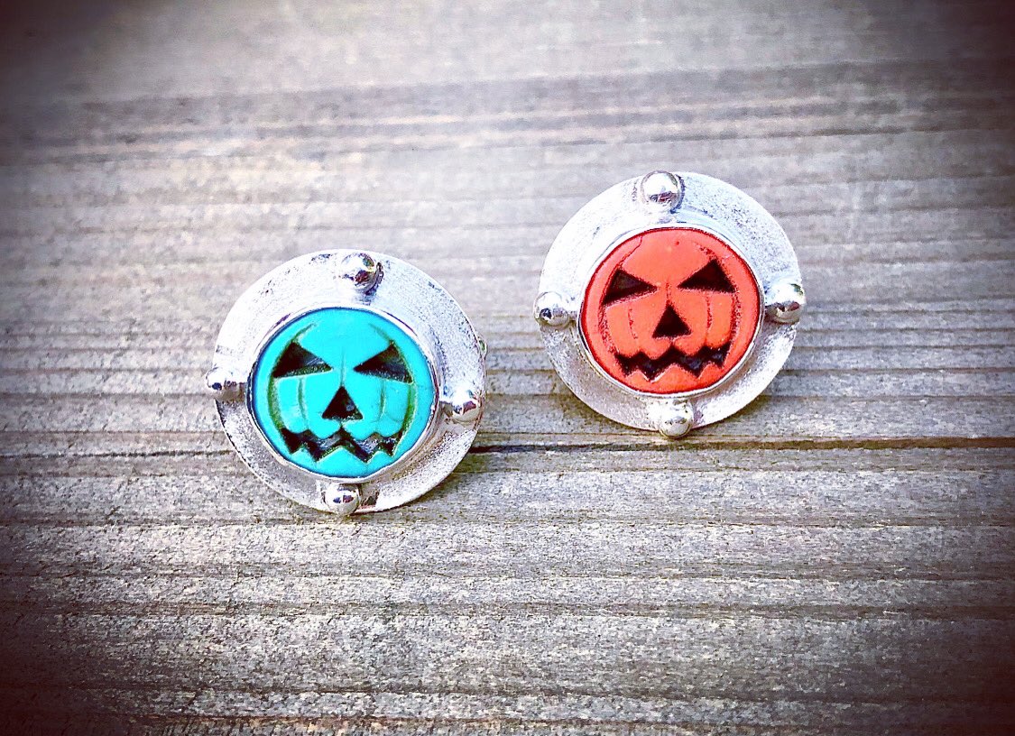 Rayvenwoodmanor's tweet photo. Sterling Silver Jack o Lantern Rings available in my Etsy shop!
https://t.co/woLGVBscPV
#rayvenwoodmanor #sterlingsilverjewelry #halloweenjewelry #jackolantern #pumpkinjewelry #fallfashion #fall #fallfestivalhandmade #handmade #handmadejewelry #halsteadmakers #riojeweler https://t.co/aLRKJMF23C