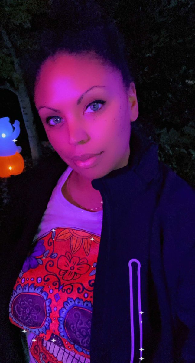 DouviaLiz's tweet image. When Daddy puts up the spooky lights up and they make ya look cute.     #spookymonth #spookylights @ttdeye_colors #ttdeye #ttdeyecolors #sugarskull