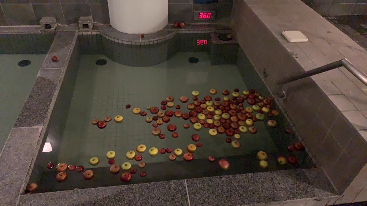 マナーを守って入浴しよう！温泉旅館のりんご風呂イベントでリンゴを握り潰す等しないでください…