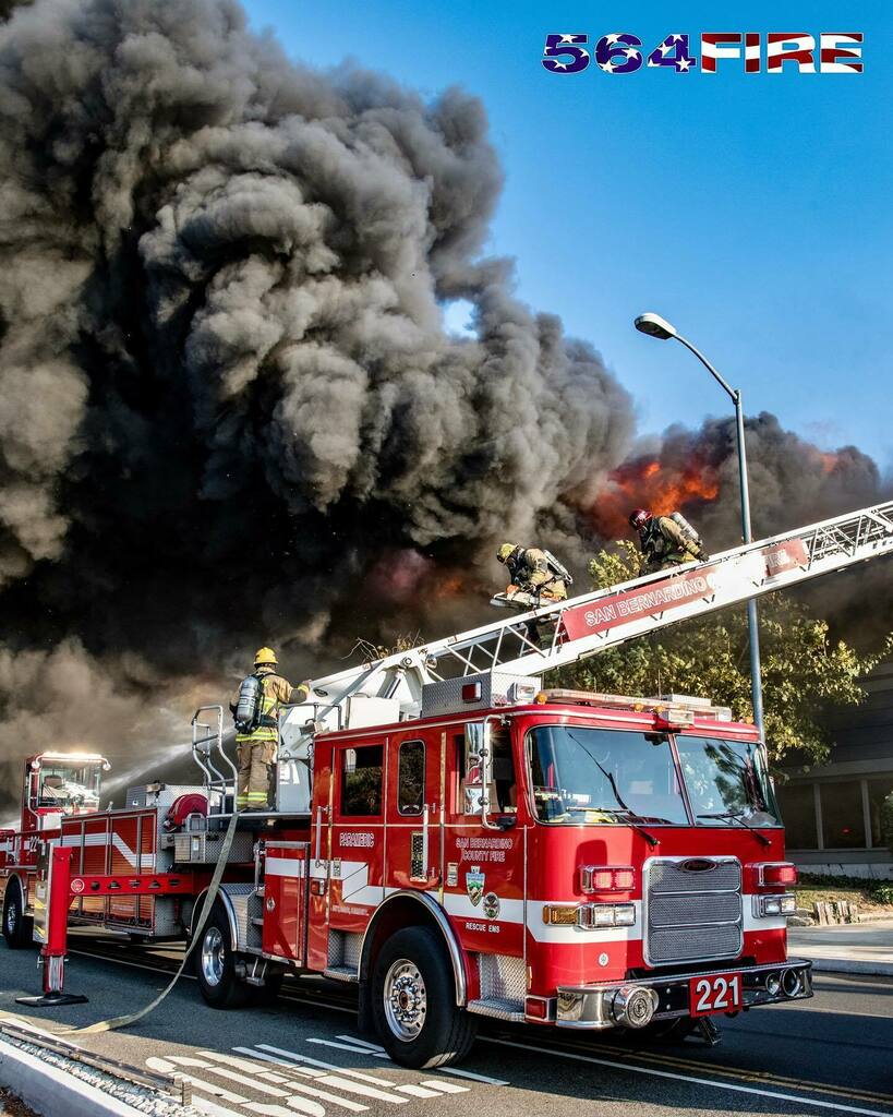 564FIREPhoto's tweet photo. @sanbernardinocountyfire MT221 crew getting off the roof this afternoon at the #HospitalityFire #itallgoesdowninthedino https://t.co/ht2lxmxuvJ https://t.co/QVDIuSwwqi