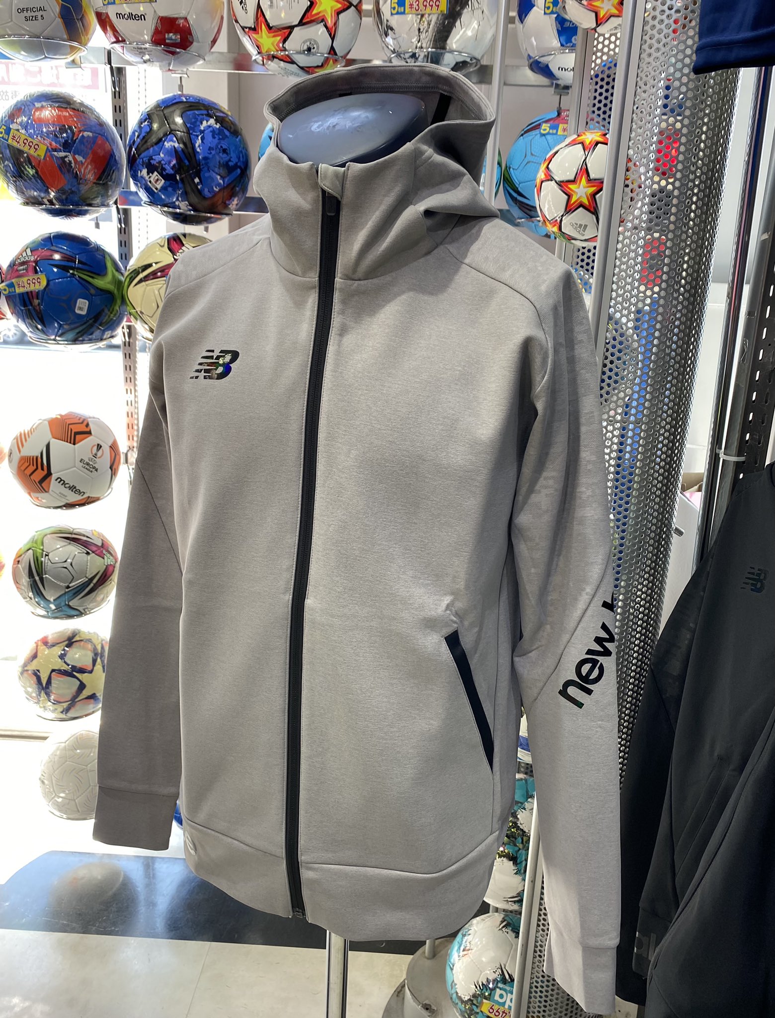 マツダスポーツ 高田店 サッカー フットサル Nb ニューバランス ブラックアウトパック フーディ 普段着やトレーニング終わりに どうでしょうか 着心地抜群 スタッフオススメウェアです マツダスポーツ マツダスポーツ高田店