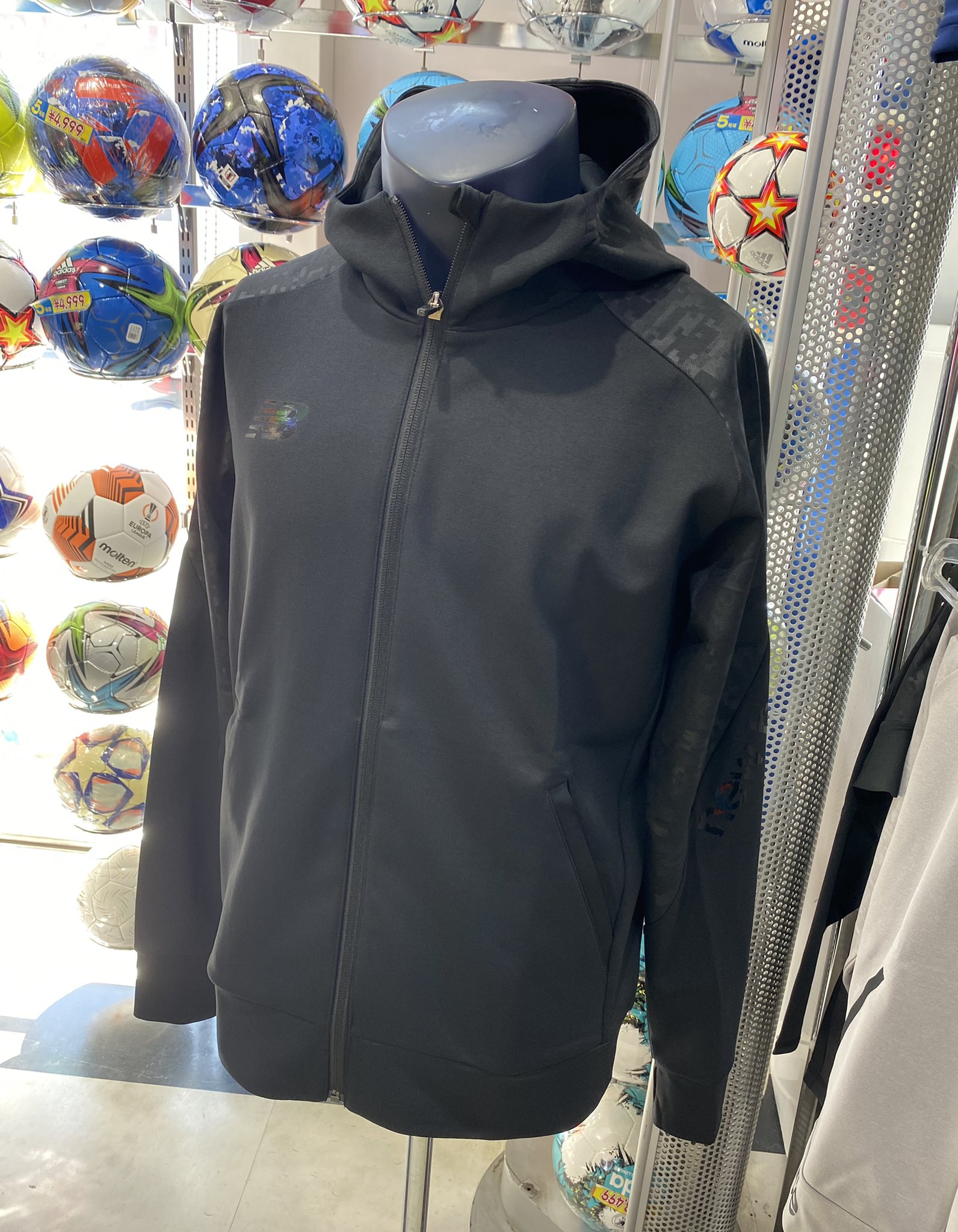 マツダスポーツ 高田店 サッカー フットサル Nb ニューバランス ブラックアウトパック フーディ 普段着やトレーニング終わりに どうでしょうか 着心地抜群 スタッフオススメウェアです マツダスポーツ マツダスポーツ高田店