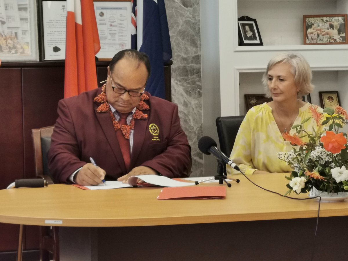 Prime Minister of Tonga Pōhiva Tuʻiʻonetoa and New Zealand High Commissioner Tiffany Babington with the signed Arrangement for one-way quarantine-free travel from Tonga to New Zealand