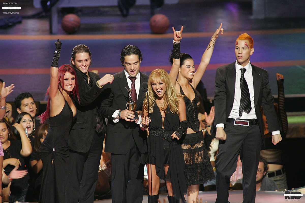 portnon's tweet photo. o sabor de ser fã da melhor banda do mundo!! mais de 180 prêmios, 6 turnês, 50 milhões de discos vendidos, em apenas 4 anos de atividade! OS MAIORES SIM! #DiaMundialRBD https://t.co/eFdLPMf7TM