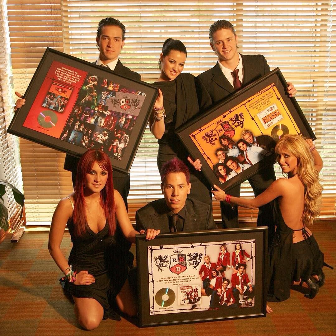 portnon's tweet photo. o sabor de ser fã da melhor banda do mundo!! mais de 180 prêmios, 6 turnês, 50 milhões de discos vendidos, em apenas 4 anos de atividade! OS MAIORES SIM! #DiaMundialRBD https://t.co/eFdLPMf7TM